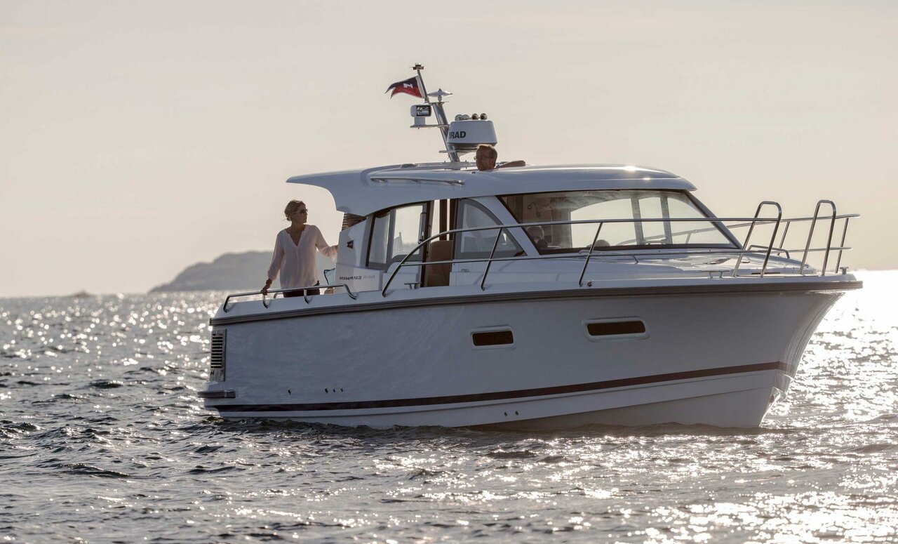 yacht-69698952 image-1