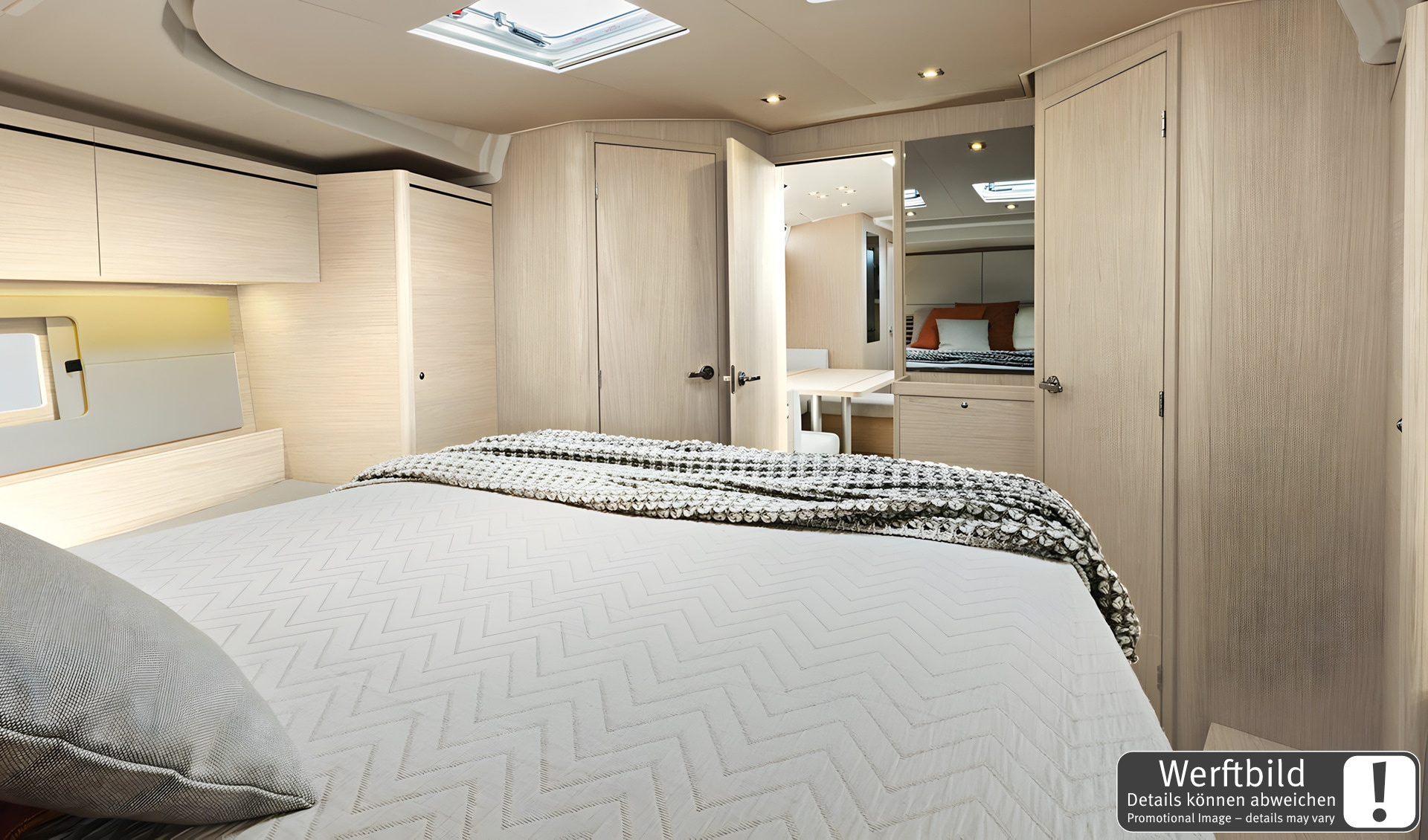 yacht-69870874 image-14