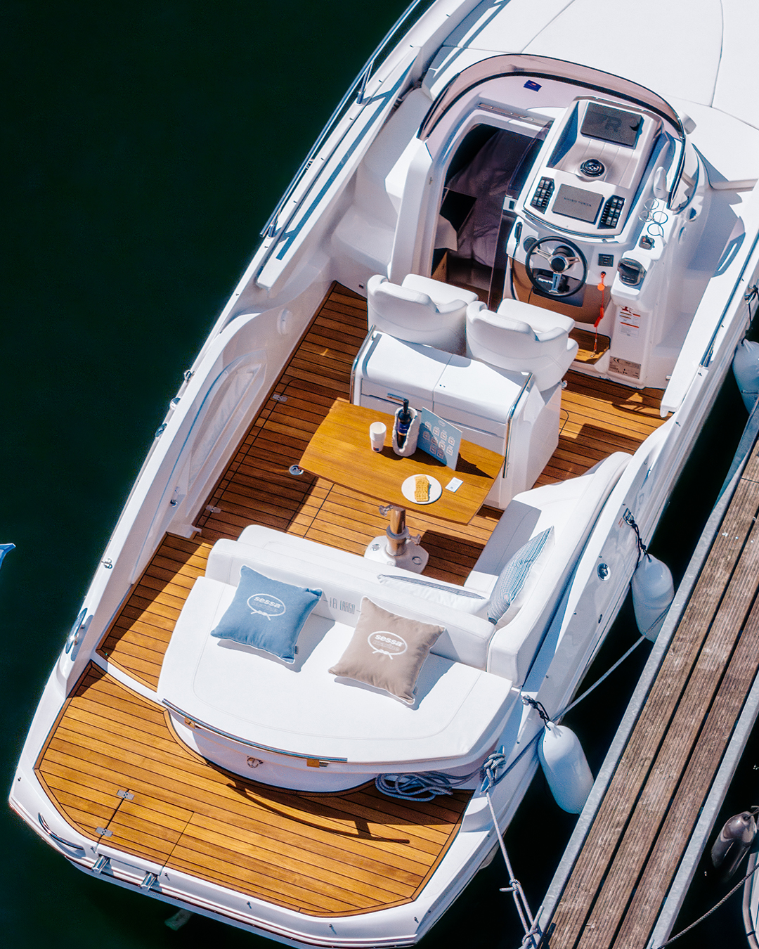 yacht-69993998 image-1