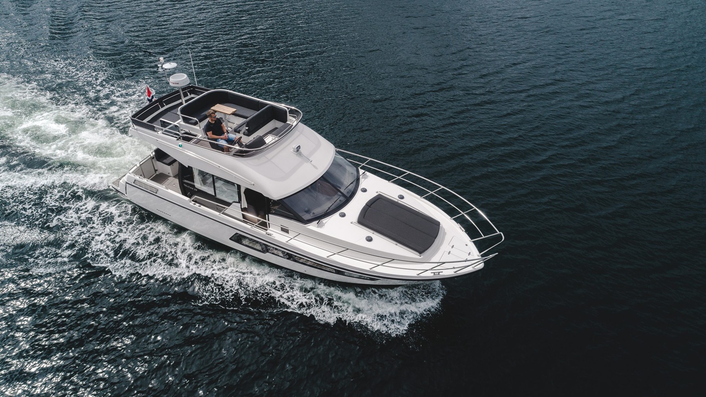 yacht-71750156 image-1