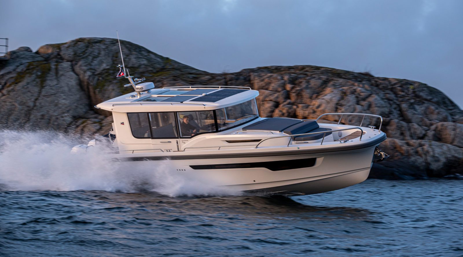 yacht-72305407 image-1