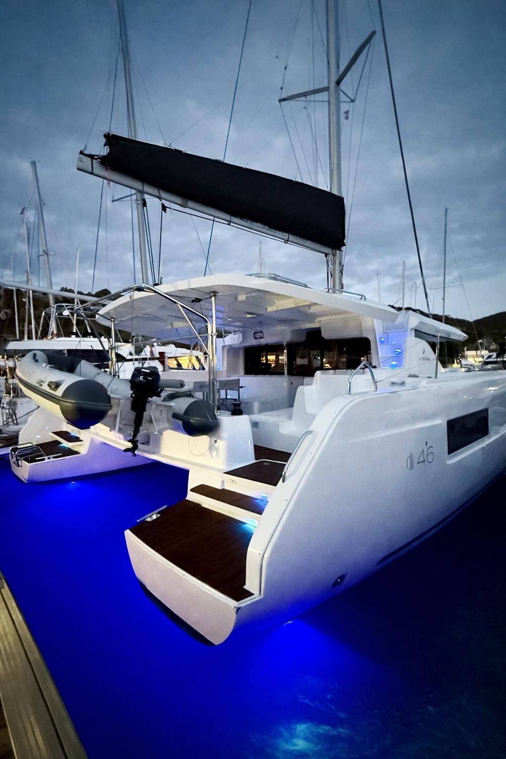 yacht-73035030 image-1