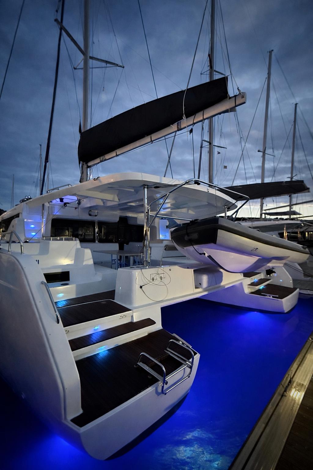 yacht-73035032 image-1