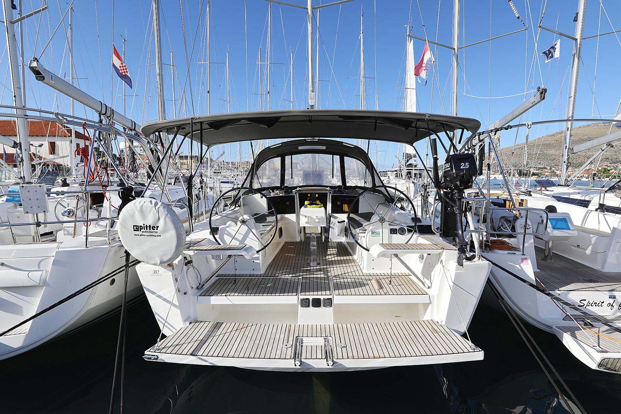 Sleek profile of Alegria showcasing a spacious, sunlit cockpit and luxurious deck features.
