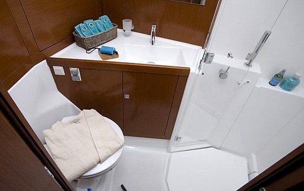 Luxurious bathroom on Stella(K) featuring elegant materials and modern fixtures.