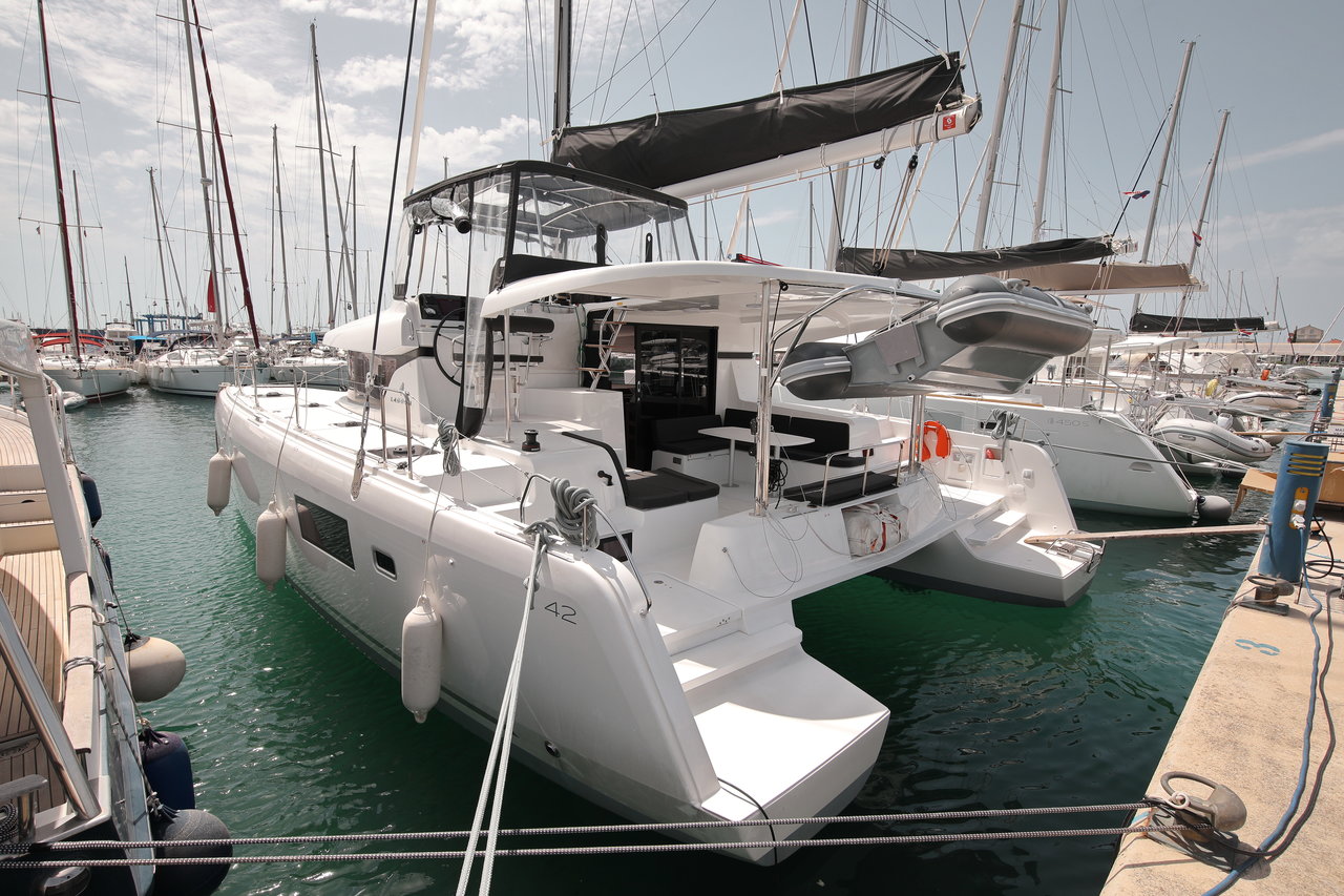 yacht-9540570 image-1